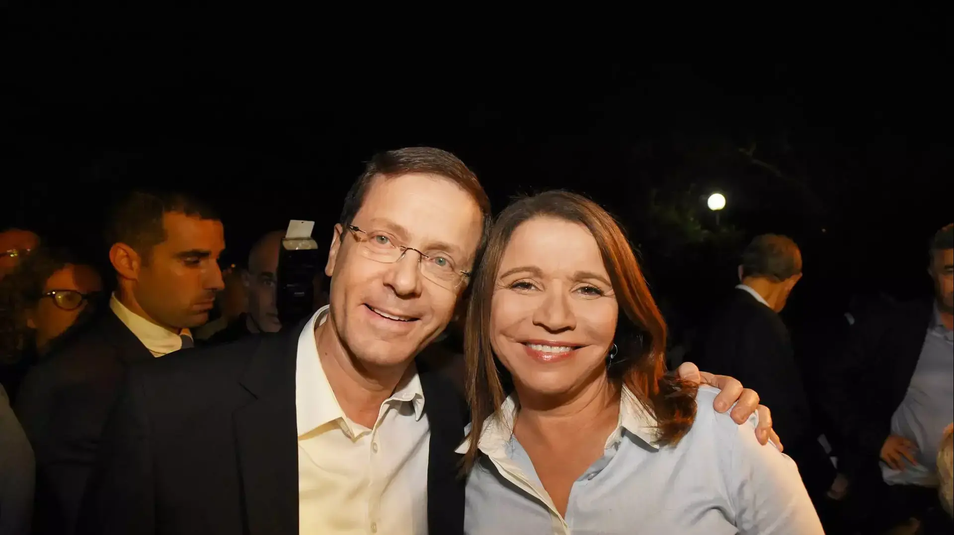 חברת הכנסת שלי יחימוביץ' חוגגת עשור בפוליטיקה בתמונה עם חבר הכנסת יצחק הרצוג חברת הכנסת שלי יחימוביץ' חוגגת עשור בפוליטיקה בתמונה עם חבר הכנסת יצחק הרצוג