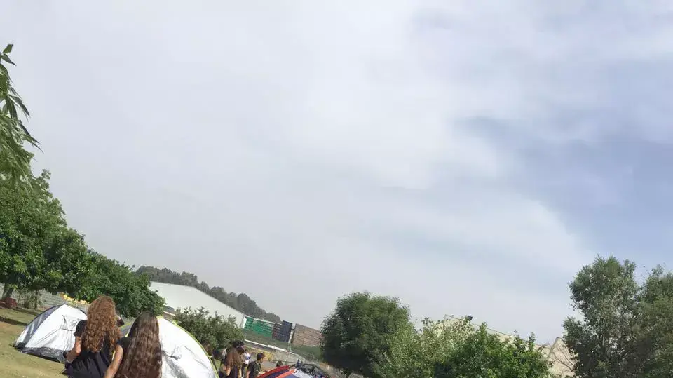 תלמידים מוחים על ביטול הטיולים, בי"ס דרור מועצה אזורית לב השרון. 11 באפריל 2016 תלמידים מוחים על ביטול הטיולים, בי"ס דרור מועצה אזורית לב השרון. 11 באפריל 2016