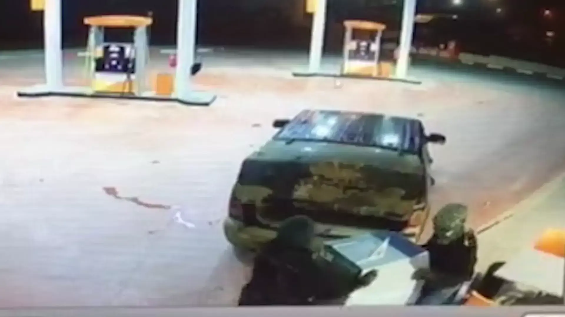 תיעוד: עבריינים גונבים כספומט מתחנת דלק בדרום - ונמלטים