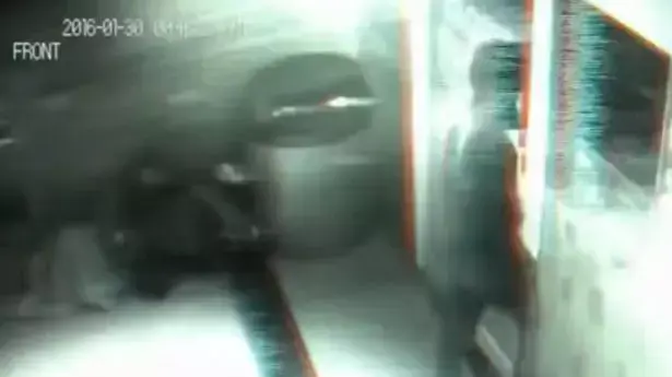 רוח רפאים עוברת דרך חנות רוח רפאים עוברת דרך חנות