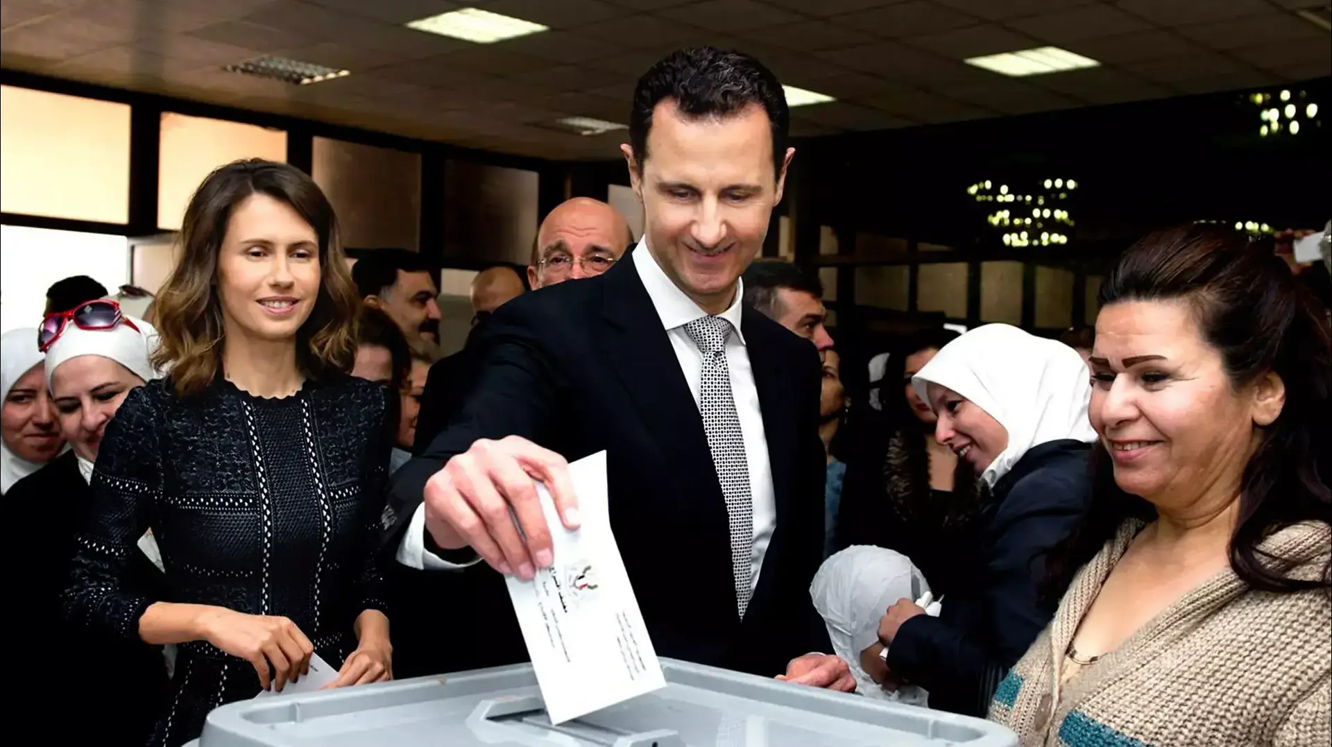 נשיא סוריה בשאר אסד מצביע בבחירות לפרלמנט בקלפי בדמשק, 13 באפריל 2016 נשיא סוריה בשאר אסד מצביע בבחירות לפרלמנט בקלפי בדמשק, 13 באפריל 2016