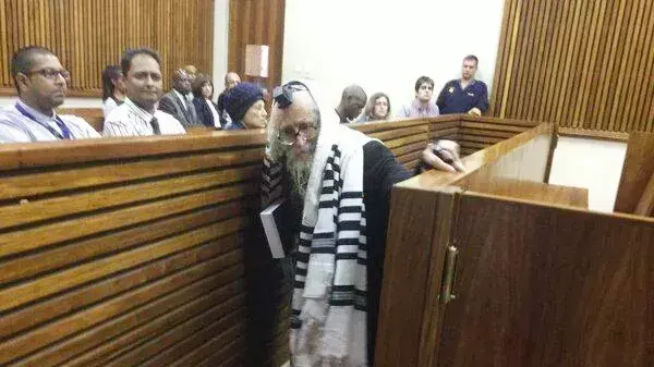 הרב אליעזר ברלנד בבית המשפט, יוהנסבורג. אפריל 2016