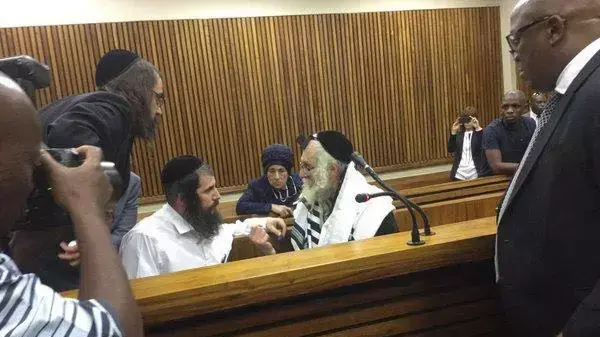 הרב אליעזר ברלנד ואשתו בבית המשפט, יוהנסבורג. אפריל 2016