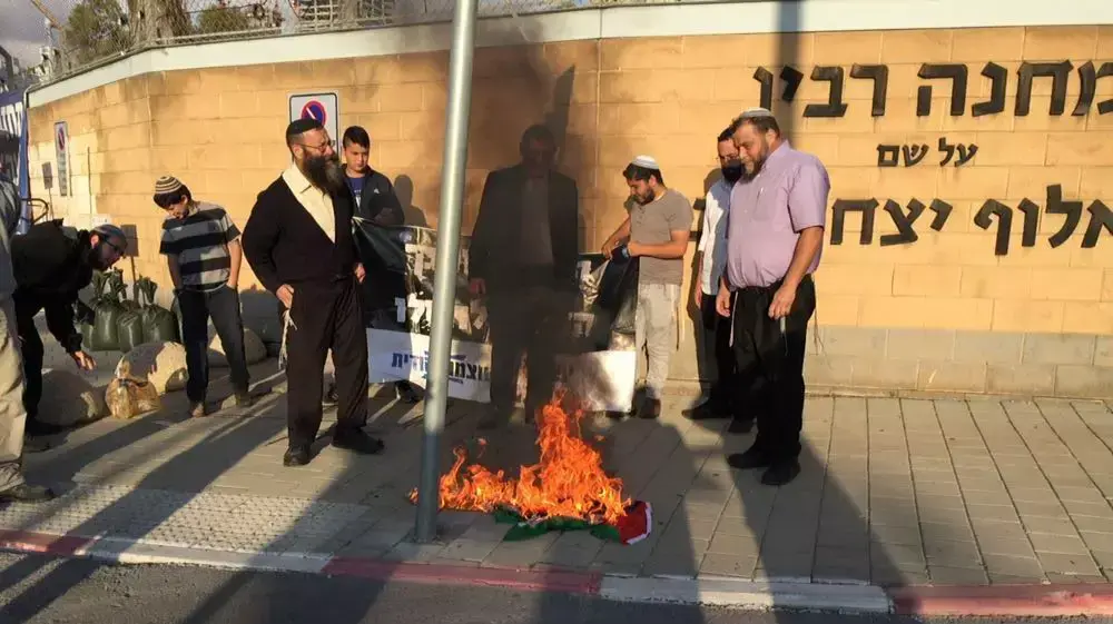 בנצי גופשטיין שורף דגל פלסטין, בסיס הקריה תל אביב. אפריל 2016 בנצי גופשטיין שורף דגל פלסטין, בסיס הקריה תל אביב. אפריל 2016