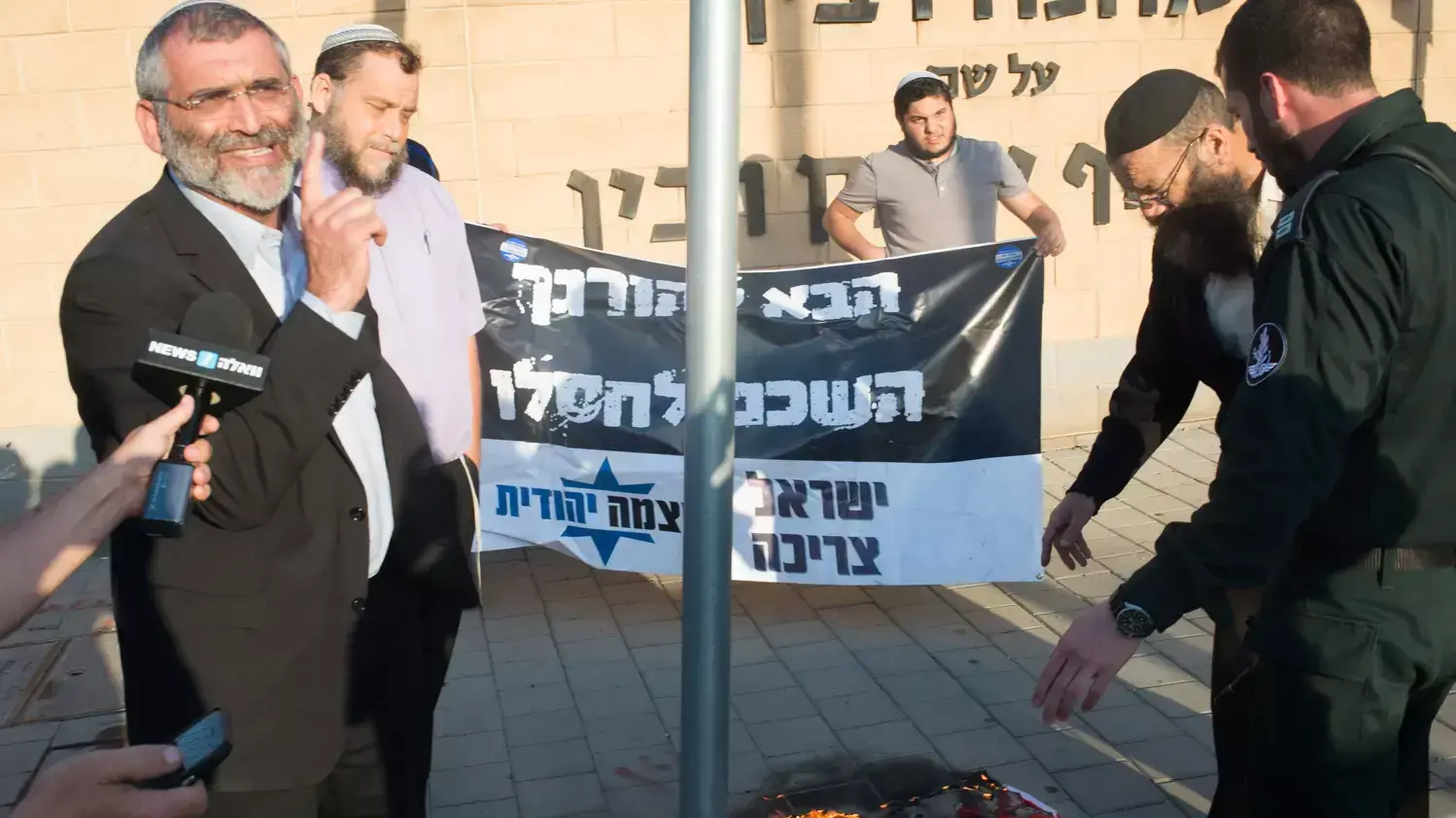 בנצי גופשטיין שורף דגל פלסטין, בסיס הקריה תל אביב. אפריל 2016 בנצי גופשטיין שורף דגל פלסטין, בסיס הקריה תל אביב. אפריל 2016