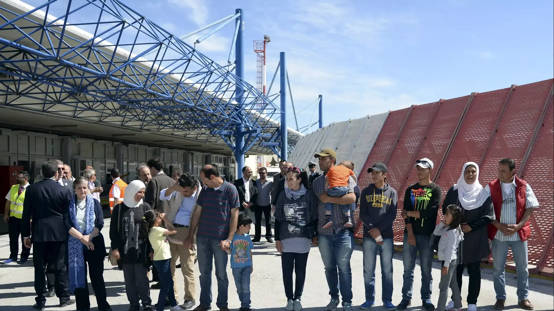 האפיפיור לקח 12 פליטים סוריה מהאי לסבוס ביוון לוותיקן, 16 באפריל 2016 האפיפיור לקח 12 פליטים סוריה מהאי לסבוס ביוון לוותיקן, 16 באפריל 2016