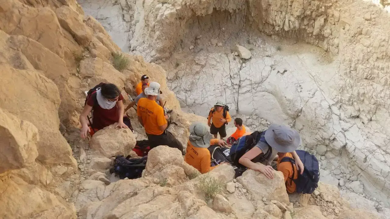 חילוץ קבוצה של 70 מטיילים בנחל פרס, 16 באפריל 2016 חילוץ קבוצה של 70 מטיילים בנחל פרס, 16 באפריל 2016