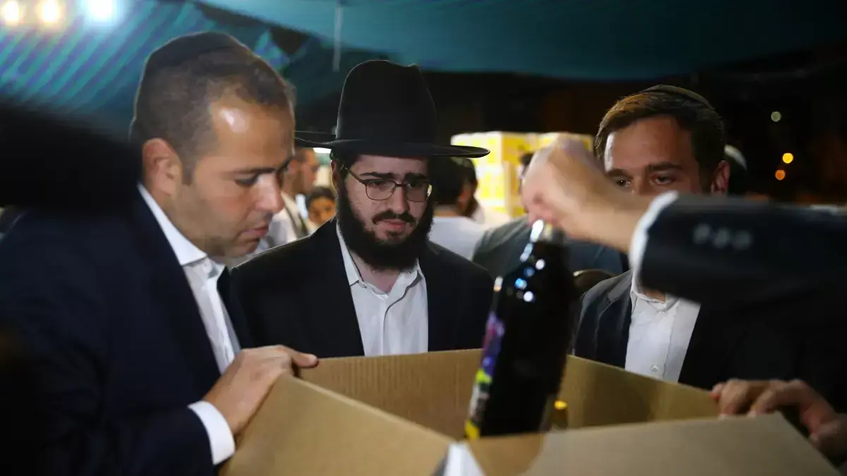יואל פינטו בנו של הרב יאשיהו פינטו בחלוקת מזון לנזקקים לכבוד הפסח באשדוד יואל פינטו בנו של הרב יאשיהו פינטו בחלוקת מזון לנזקקים לכבוד הפסח באשדוד