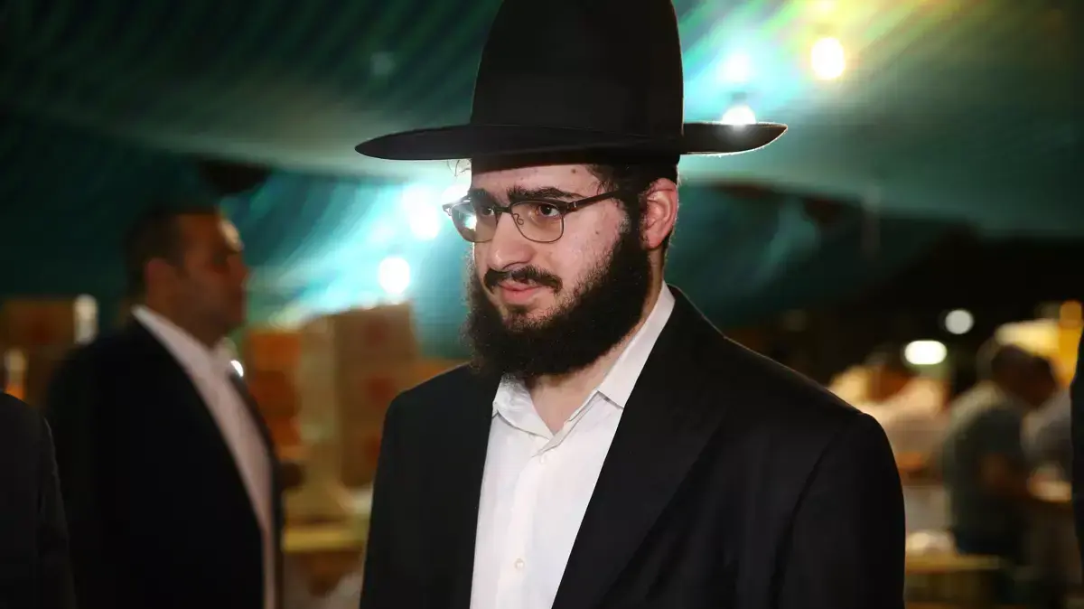 יואל פינטו בנו של הרב יאשיהו פינטו בחלוקת מזון לנזקקים לכבוד הפסח באשדוד יואל פינטו בנו של הרב יאשיהו פינטו בחלוקת מזון לנזקקים לכבוד הפסח באשדוד