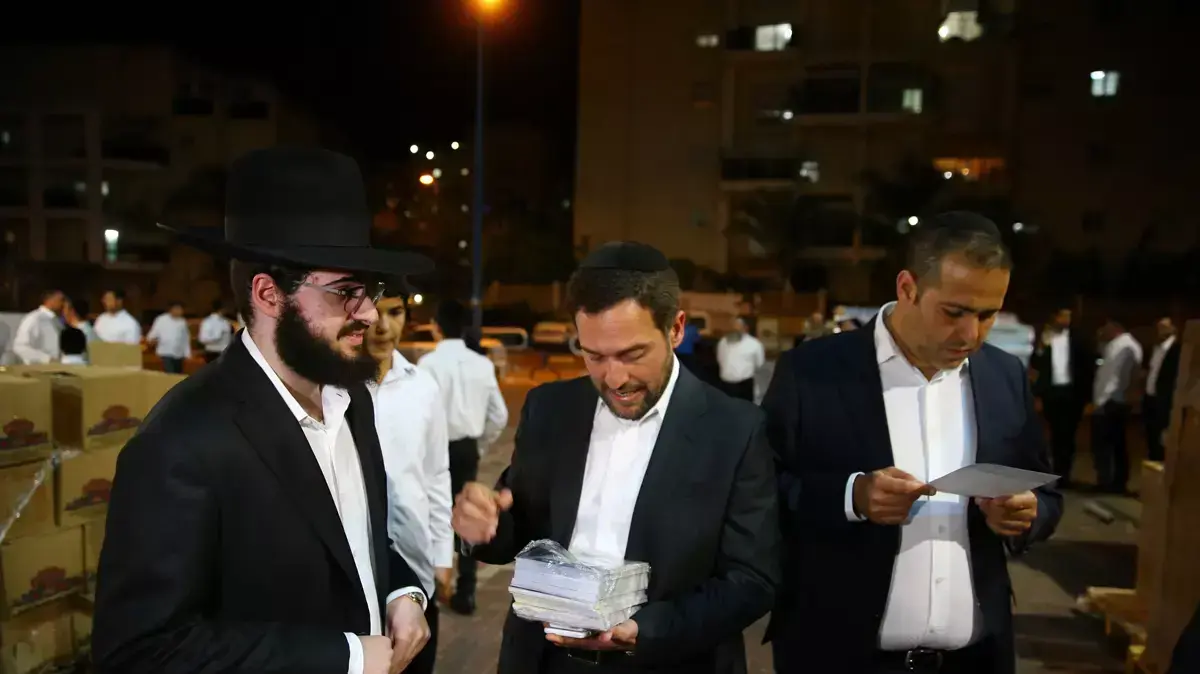 יואל פינטו בנו של הרב יאשיהו פינטו בחלוקת מזון לנזקקים לכבוד הפסח באשדוד יואל פינטו בנו של הרב יאשיהו פינטו בחלוקת מזון לנזקקים לכבוד הפסח באשדוד