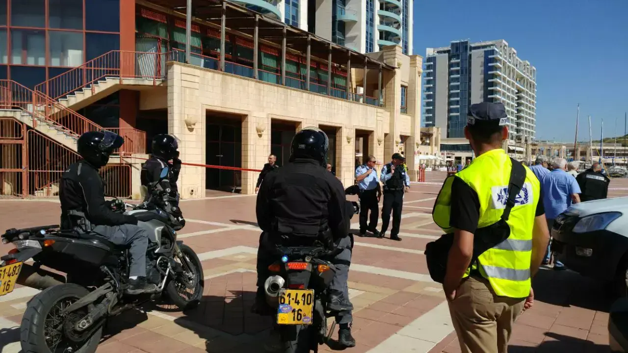 משטרת תל אביב מתרגלת מצב פיגוע במרכז עירוני. קניון ארנה בהרצליה. 17 באפריל 2016 משטרת תל אביב מתרגלת מצב פיגוע במרכז עירוני. קניון ארנה בהרצליה. 17 באפריל 2016