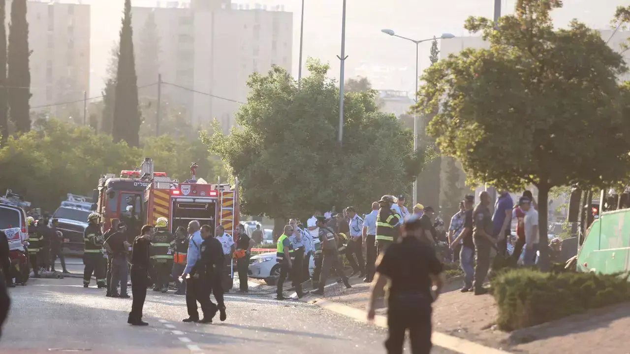 פיצוץ אוטובוס ברחוב דרך חברון בירושלים. 18 באפריל 2016 פיצוץ אוטובוס ברחוב דרך חברון בירושלים. 18 באפריל 2016