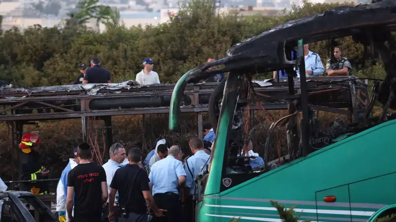 פיצוץ אוטובוס ברחוב דרך חברון בירושלים. 18 באפריל 2016 פיצוץ אוטובוס ברחוב דרך חברון בירושלים. 18 באפריל 2016
