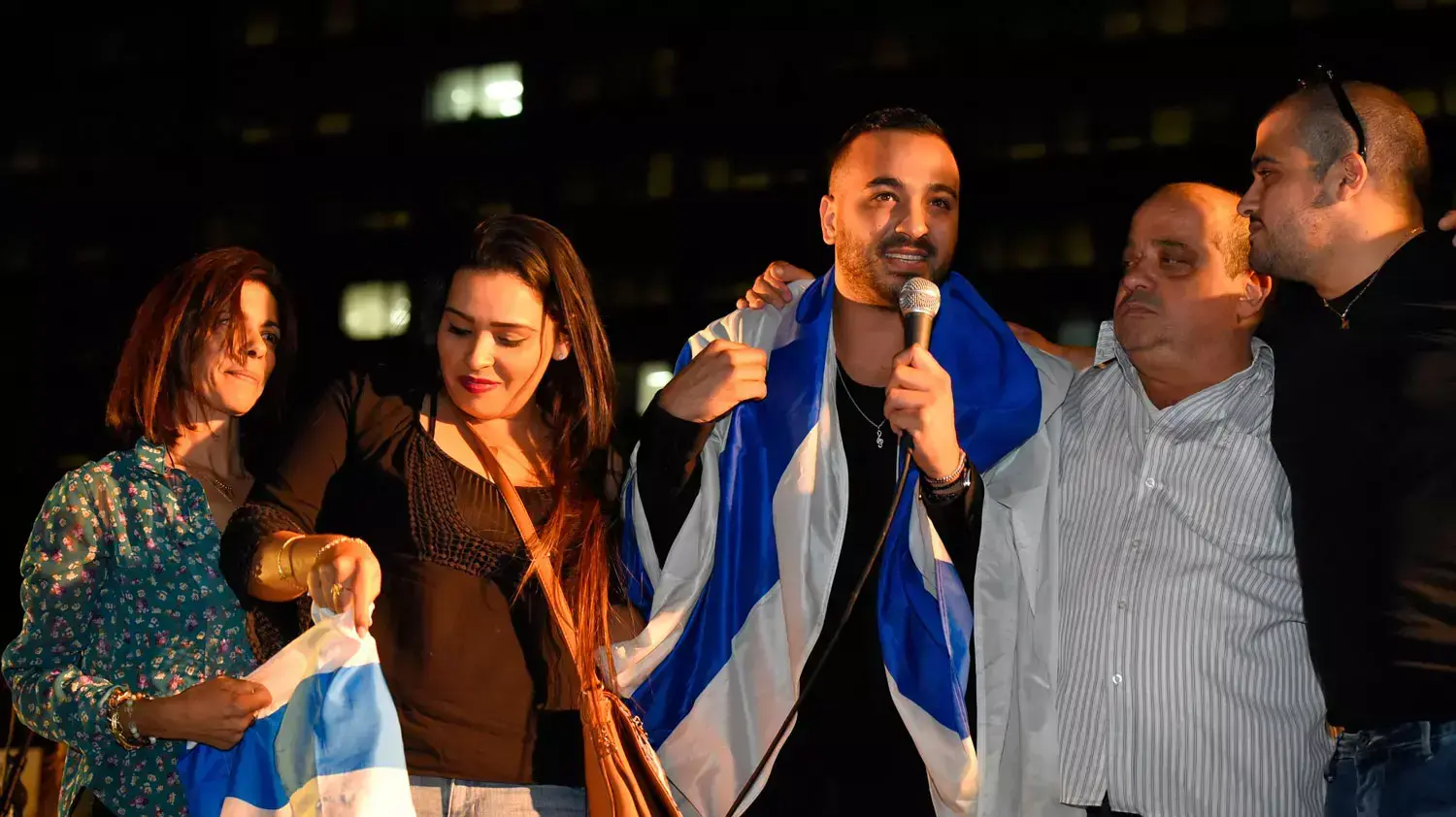 הזמר מאור אדרי מופיע בעצרת התמיכה בחייל אלאור אזריה הזמר מאור אדרי מופיע בעצרת התמיכה בחייל אלאור אזריה