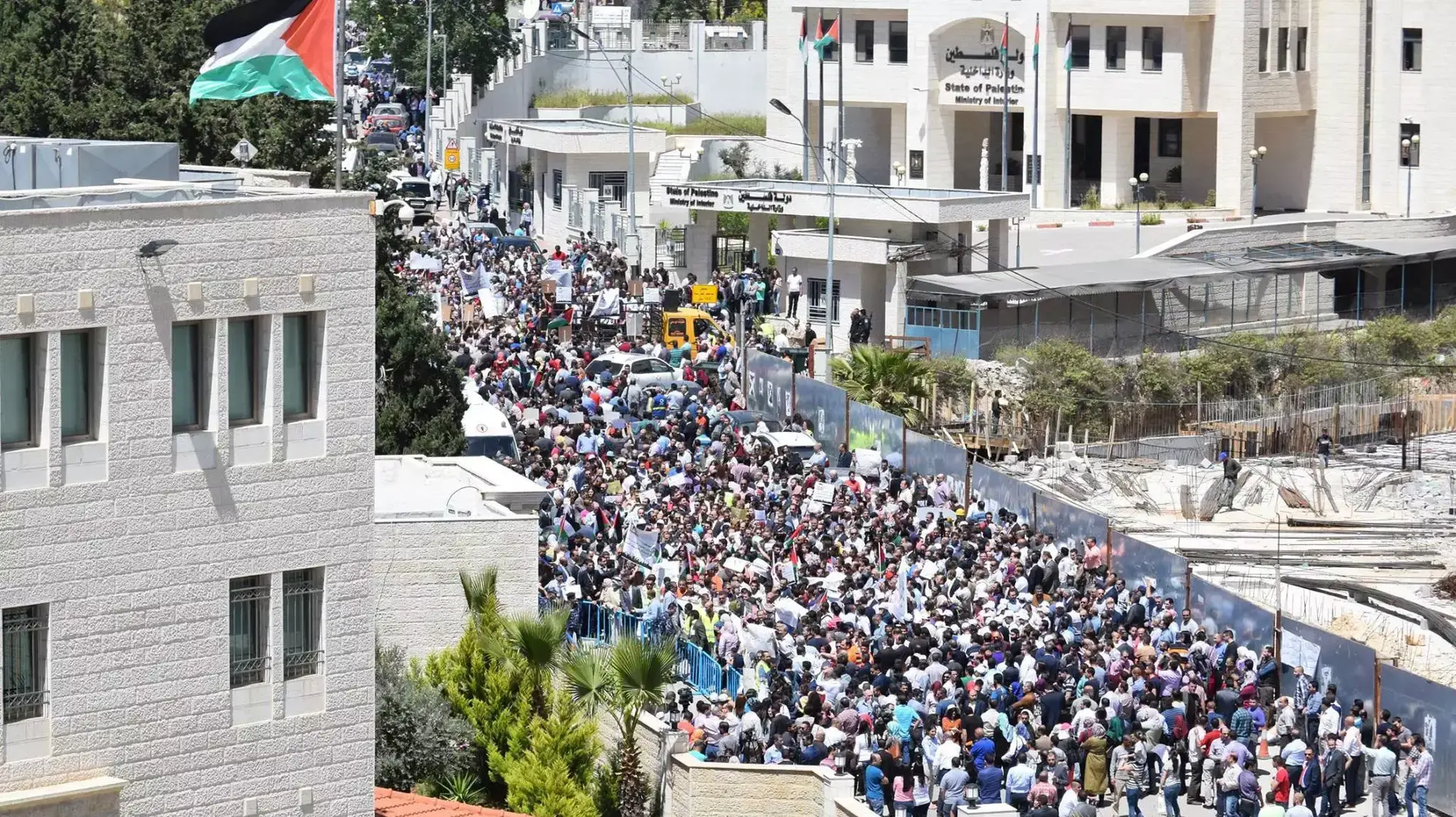 הפגנה נגד חוק הביטוח הלאומי החדש, רמאללה, 19 באפריל 2016 הפגנה נגד חוק הביטוח הלאומי החדש, רמאללה, 19 באפריל 2016