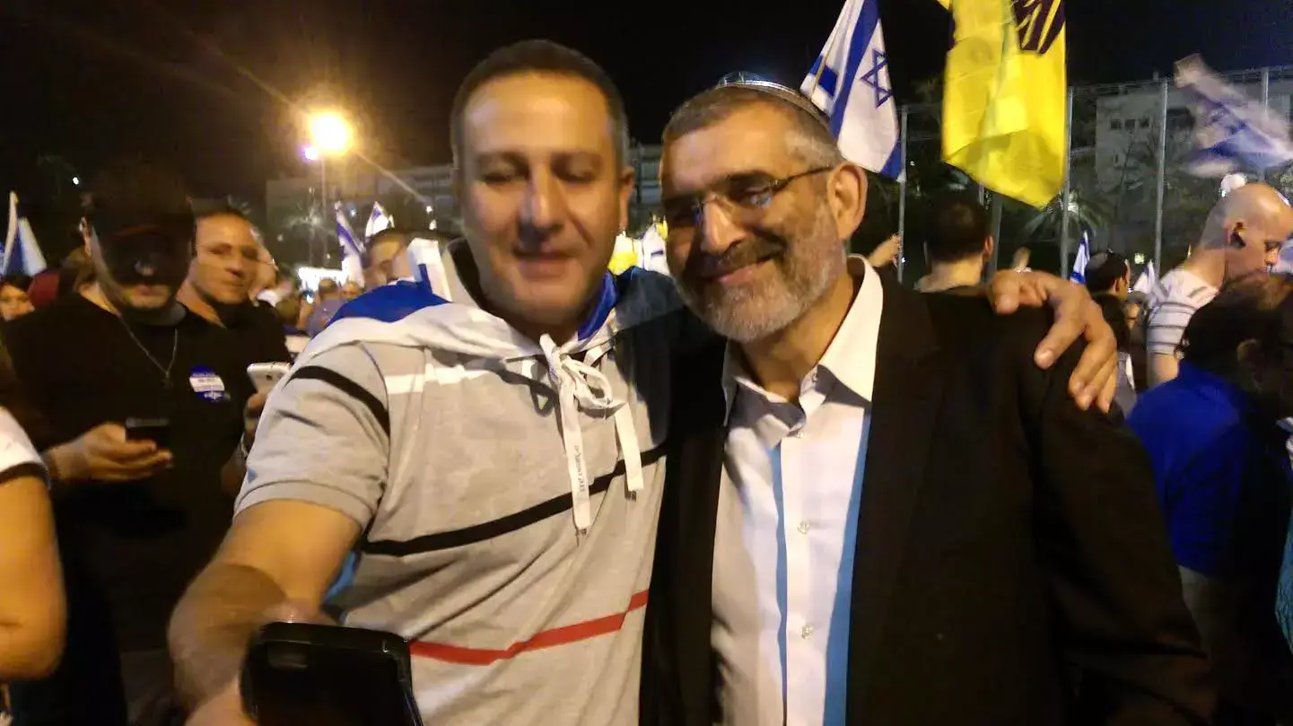 מיכאל בן ארי בעצרת למען החייל היורה מחברון אלאור אזריה בכיכר רבין בתל אביב, אפריל 2016 מיכאל בן ארי בעצרת למען החייל היורה מחברון אלאור אזריה בכיכר רבין בתל אביב, אפריל 2016