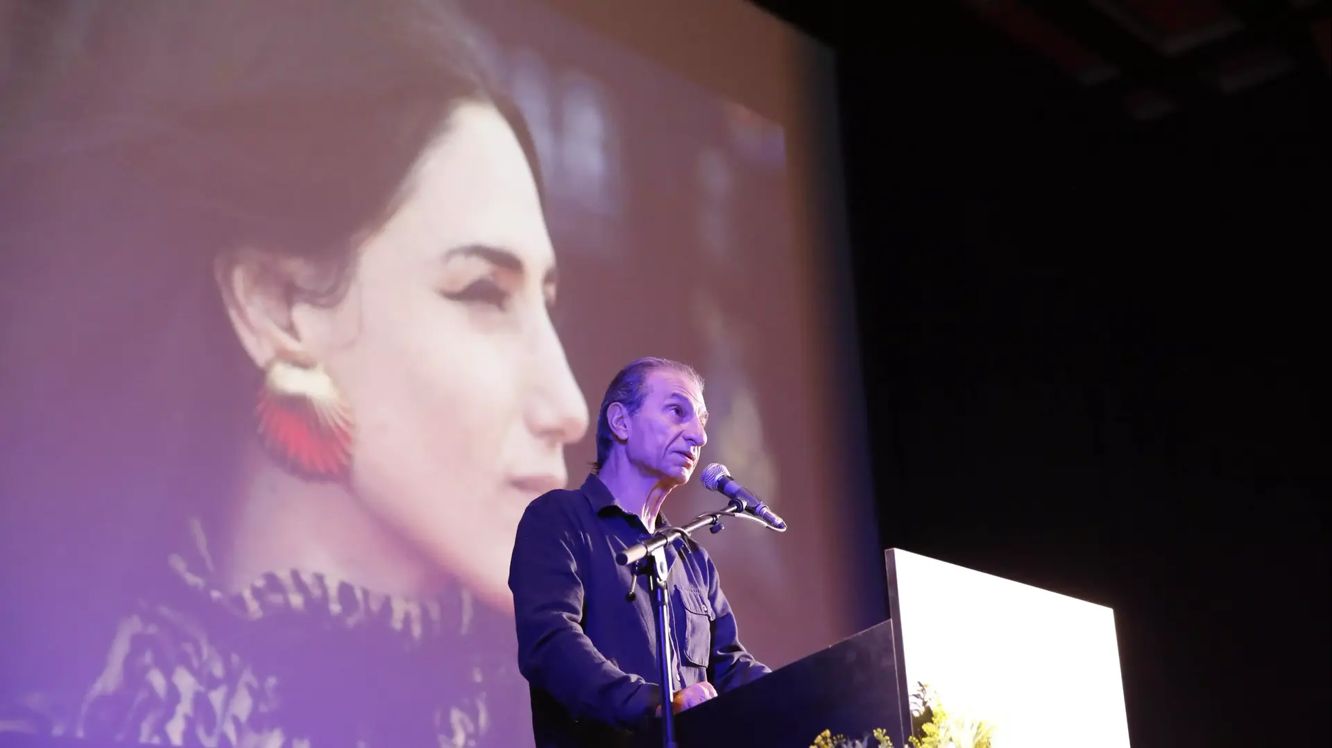ששון גבאי בטקס האשכבה לרונית אלקבץ ששון גבאי בטקס האשכבה לרונית אלקבץ