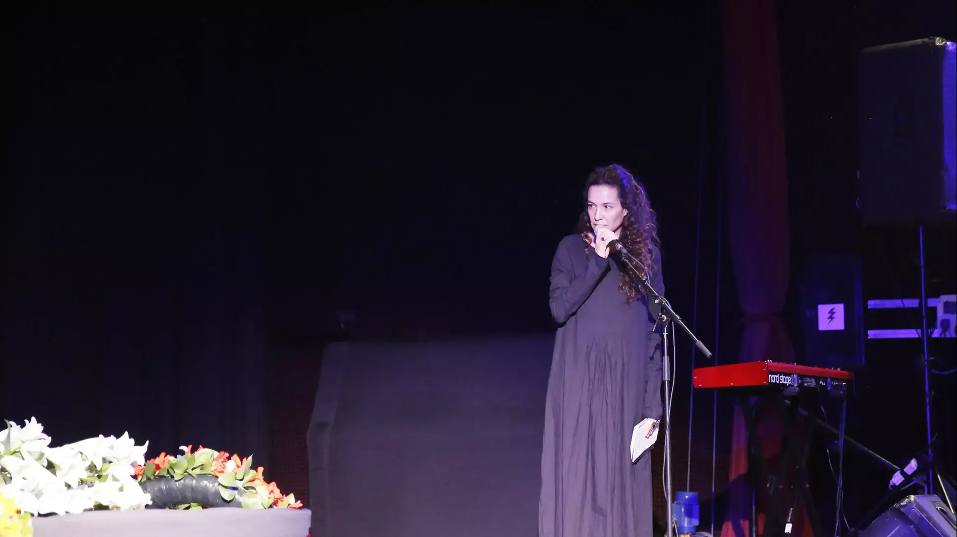יעל אבקסיס בטקס האשכבה לרונית אלקבץ יעל אבקסיס בטקס האשכבה לרונית אלקבץ