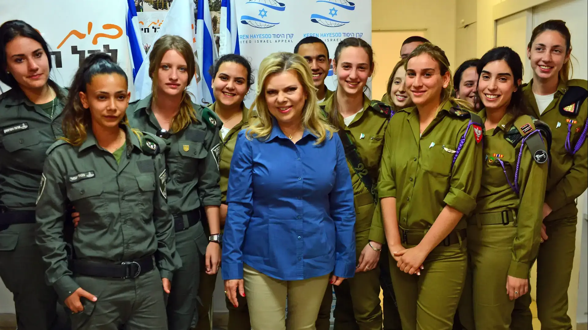 רעיית ראש הממשלה שרה נתניהו בחלוקת תווים לחג הפסח לחיילים בודדים, ירושלים. אפריל 2016 רעיית ראש הממשלה שרה נתניהו בחלוקת תווים לחג הפסח לחיילים בודדים, ירושלים. אפריל 2016
