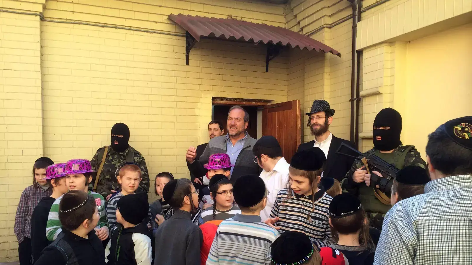 הרב יחיאל אקשטיין בסיור בבית ספר בקייב. אפריל 2016