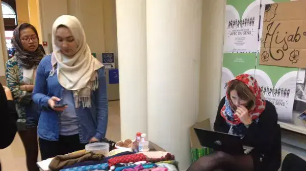 "יום החיג'אב" באוניברסיטת סיינס פו, פריז, 20 באפריל 2016 "יום החיג'אב" באוניברסיטת סיינס פו, פריז, 20 באפריל 2016