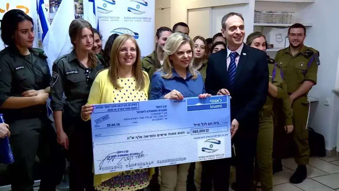 מתנה לחג: שרה נתניהו חילקה תרומות לחיילים בודדים