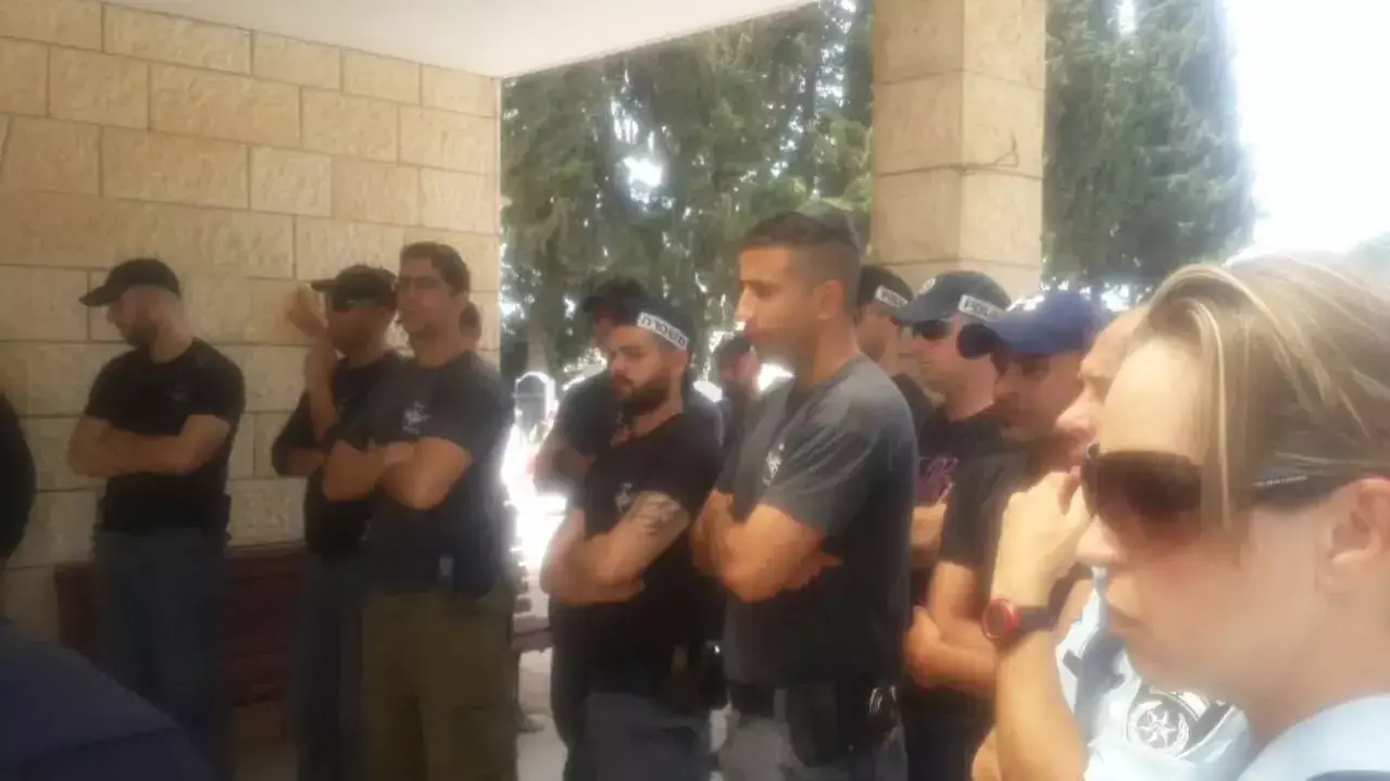הלוויית ניצולת שואה ערירית שנפטרה בביתה. מעלות, 21 באפריל 2016 הלוויית ניצולת שואה ערירית שנפטרה בביתה. מעלות, 21 באפריל 2016