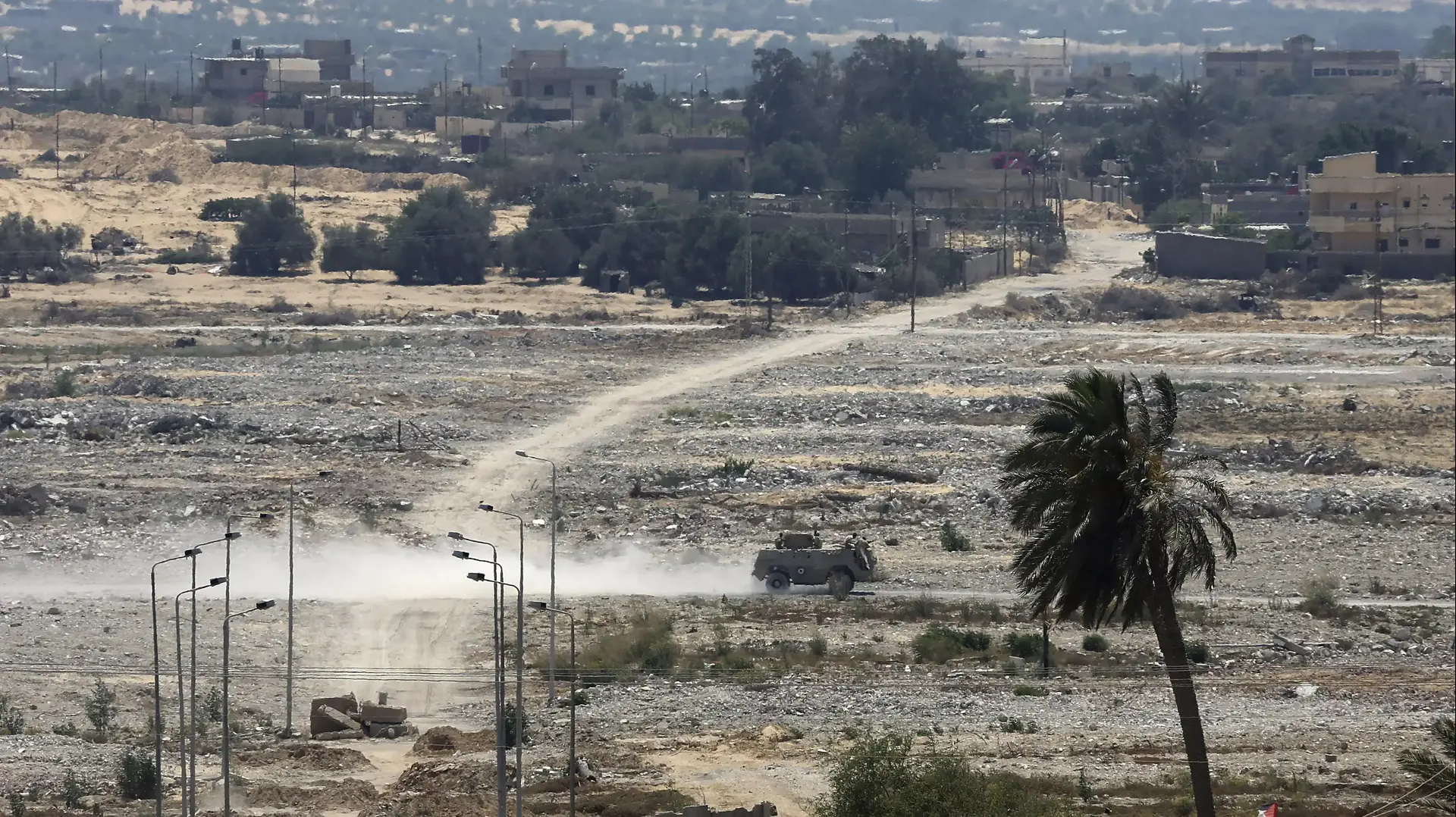 רכב של צבא מצרים בגבול הצפוני של חצי האי סיני, 2 ביולי 2015 רכב של צבא מצרים בגבול הצפוני של חצי האי סיני, 2 ביולי 2015