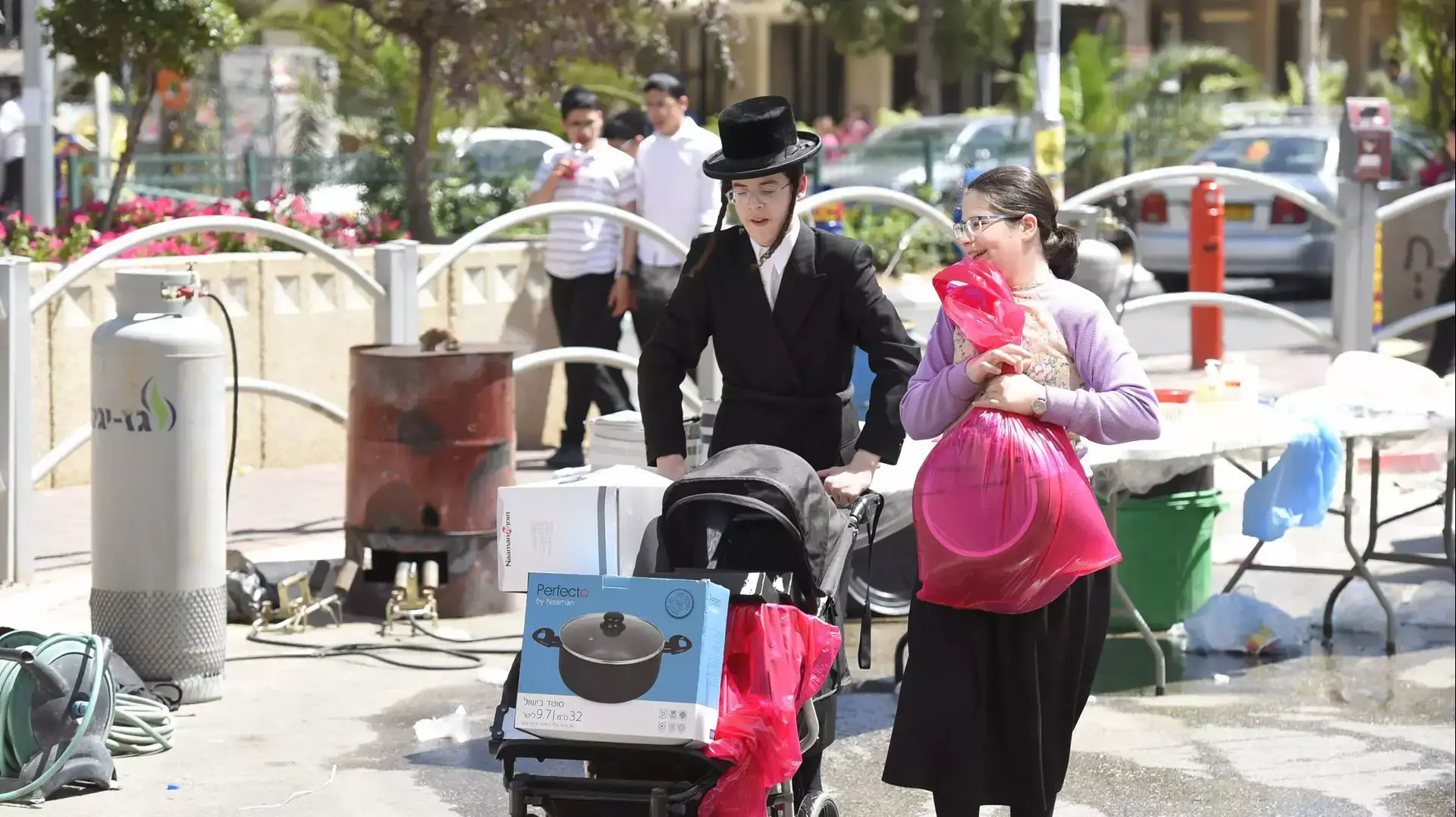 הגעלת כלים לפסח, בני ברק. 20 באפריל 2016 הגעלת כלים לפסח, בני ברק. 20 באפריל 2016