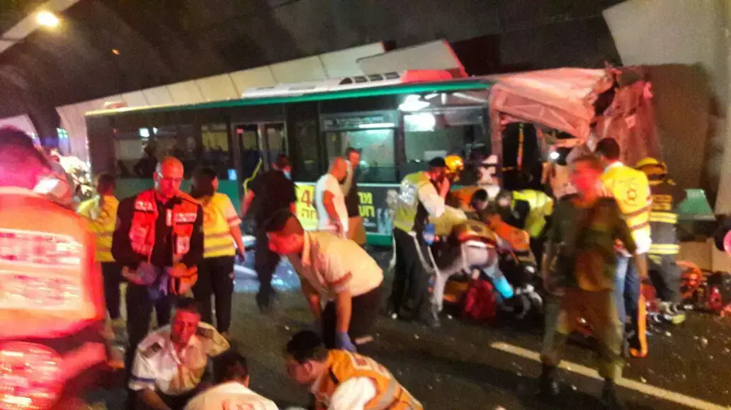 תאונה בין אוטובוס למשאית במנהרות הכרמל, 21 באפריל 2016 תאונה בין אוטובוס למשאית במנהרות הכרמל, 21 באפריל 2016
