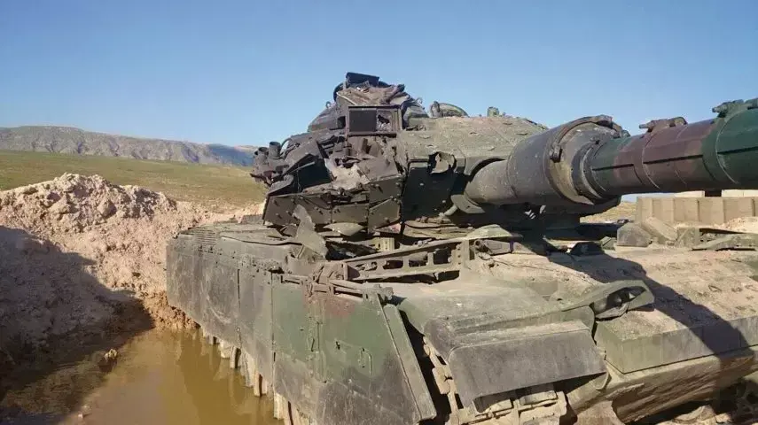 טנק טורקי שנפגע מירי טילים של דאעש, באשיקה, עיראק, 19 באפריל 2016