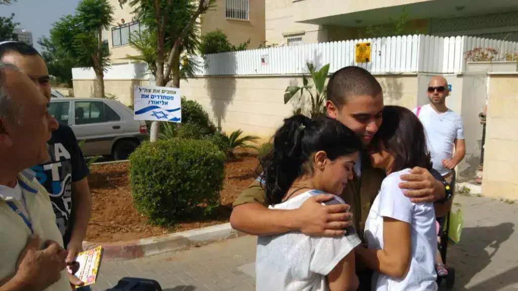 אלאור אזריה השתחרר ממעצר בערב חג הפסח, אפריל 2016 אלאור אזריה השתחרר ממעצר בערב חג הפסח, אפריל 2016