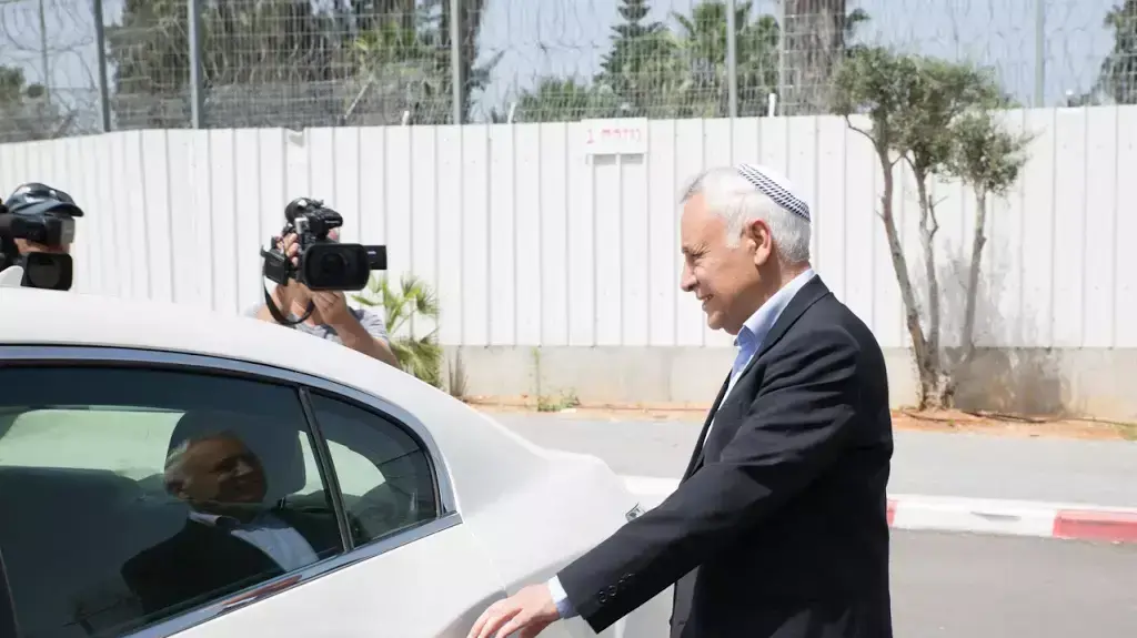 משה קצב יוצא מכלא מעשיהו לחופשת חג, 22 באפריל 2016 משה קצב יוצא מכלא מעשיהו לחופשת חג, 22 באפריל 2016