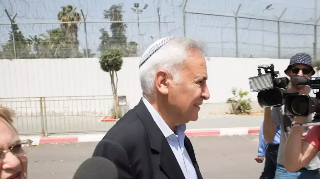משה קצב יוצא מכלא מעשיהו לחופשת חג,  22 באפריל 2016