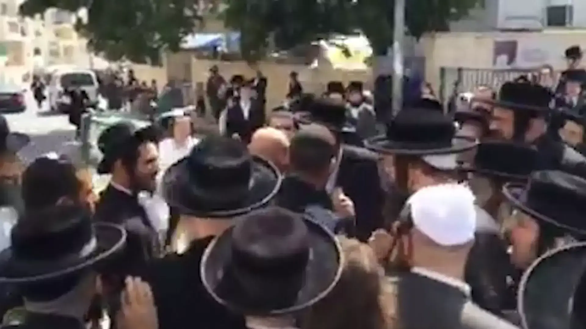 שוטרים שהגיעו לבית שמש בעקבות דיווח על אלימות במשפחה הותקפו על ידי חרדים, אפריל 2016 שוטרים שהגיעו לבית שמש בעקבות דיווח על אלימות במשפחה הותקפו על ידי חרדים, אפריל 2016