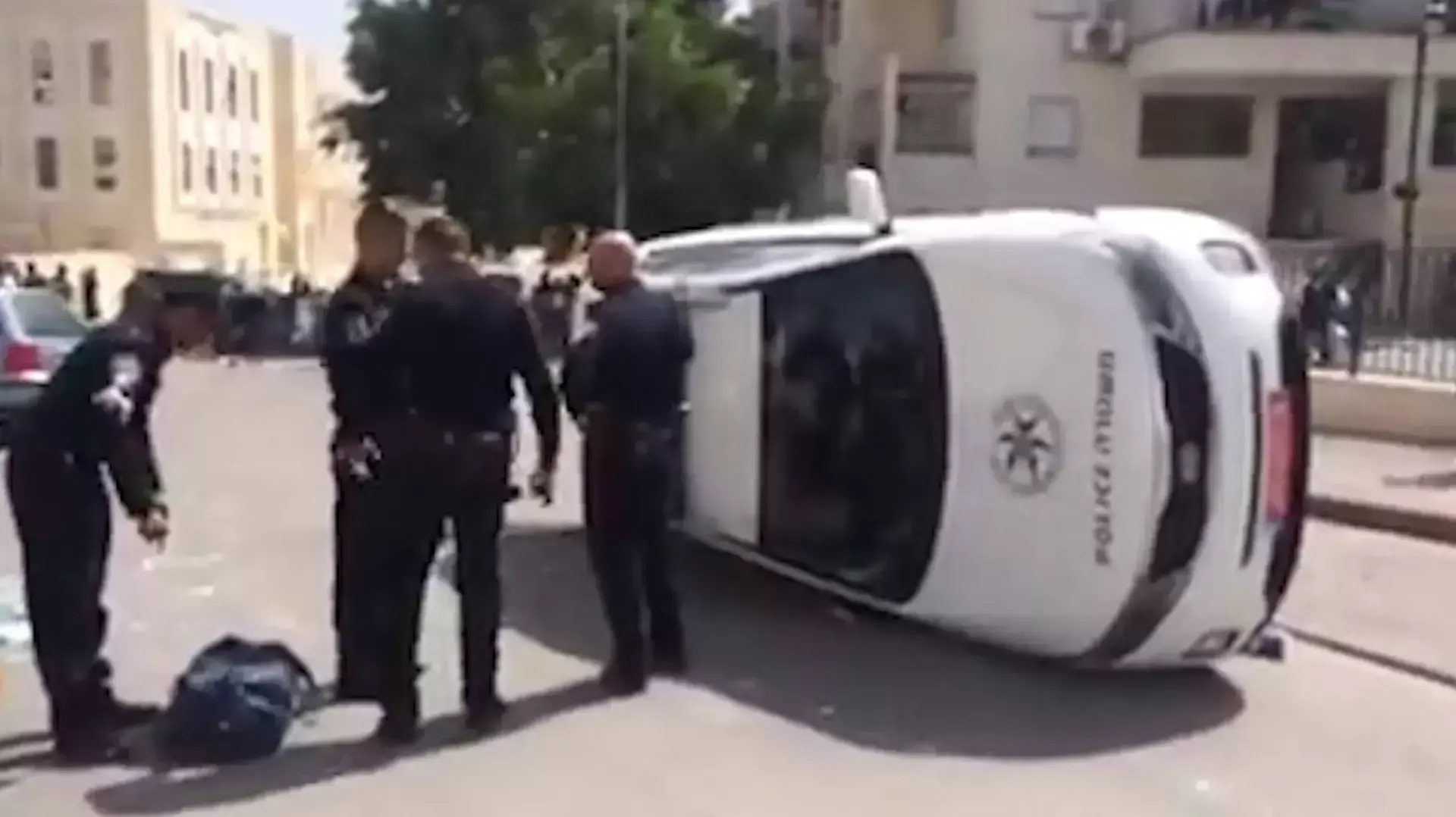 שוטרים שהגיעו לבית שמש בעקבות דיווח על אלימות במשפחה הותקפו על ידי חרדים, אפריל 2016 שוטרים שהגיעו לבית שמש בעקבות דיווח על אלימות במשפחה הותקפו על ידי חרדים, אפריל 2016