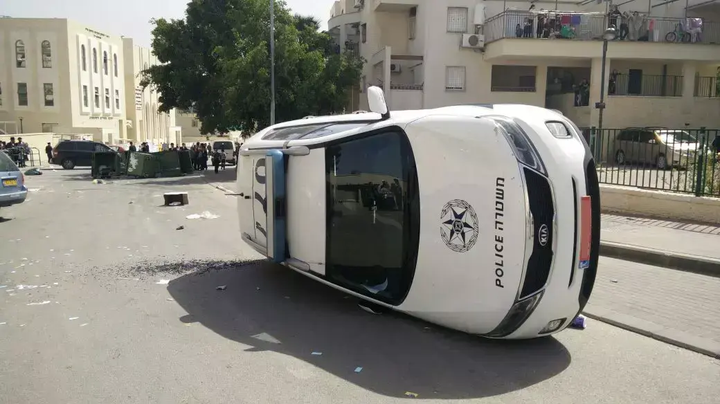 חרדים הפכו ניידת משטרה בבית שמש, אפריל 2016 חרדים הפכו ניידת משטרה בבית שמש, אפריל 2016