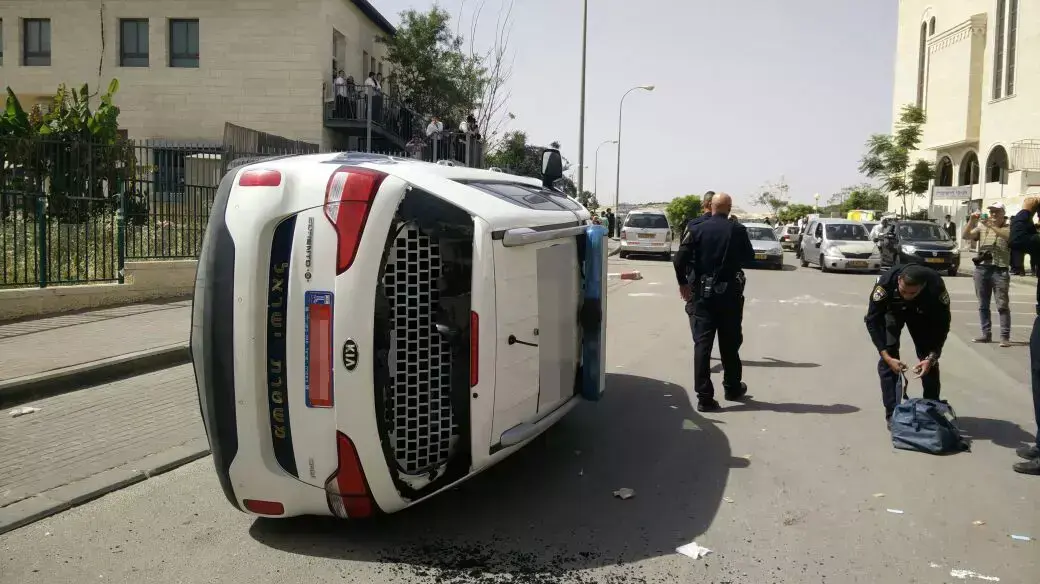 חרדים הפכו ניידת משטרה בבית שמש, אפריל 2016 חרדים הפכו ניידת משטרה בבית שמש, אפריל 2016
