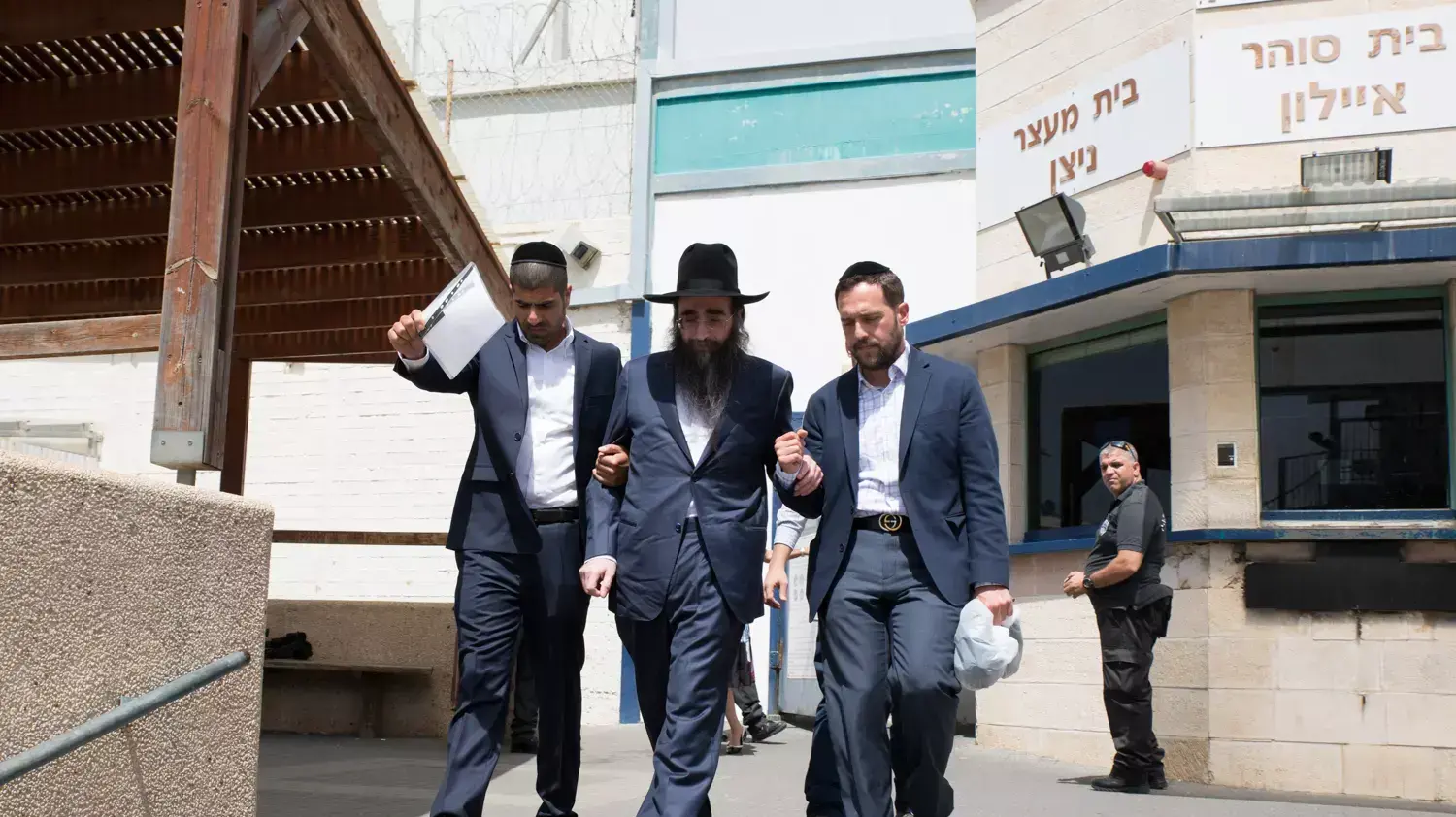 הרב המורשע יאשיהו פינטו משתחרר לחופשה מכלא ניצן, אפריל 2016 הרב המורשע יאשיהו פינטו משתחרר לחופשה מכלא ניצן, אפריל 2016