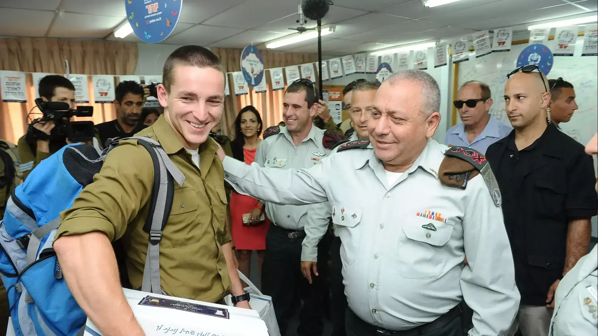הרמטכ"ל גדי איזנקוט עם חיילים בודדים, בכפר הנופש של האגודה למען החייל וקרן לב"י,  22 באפריל 