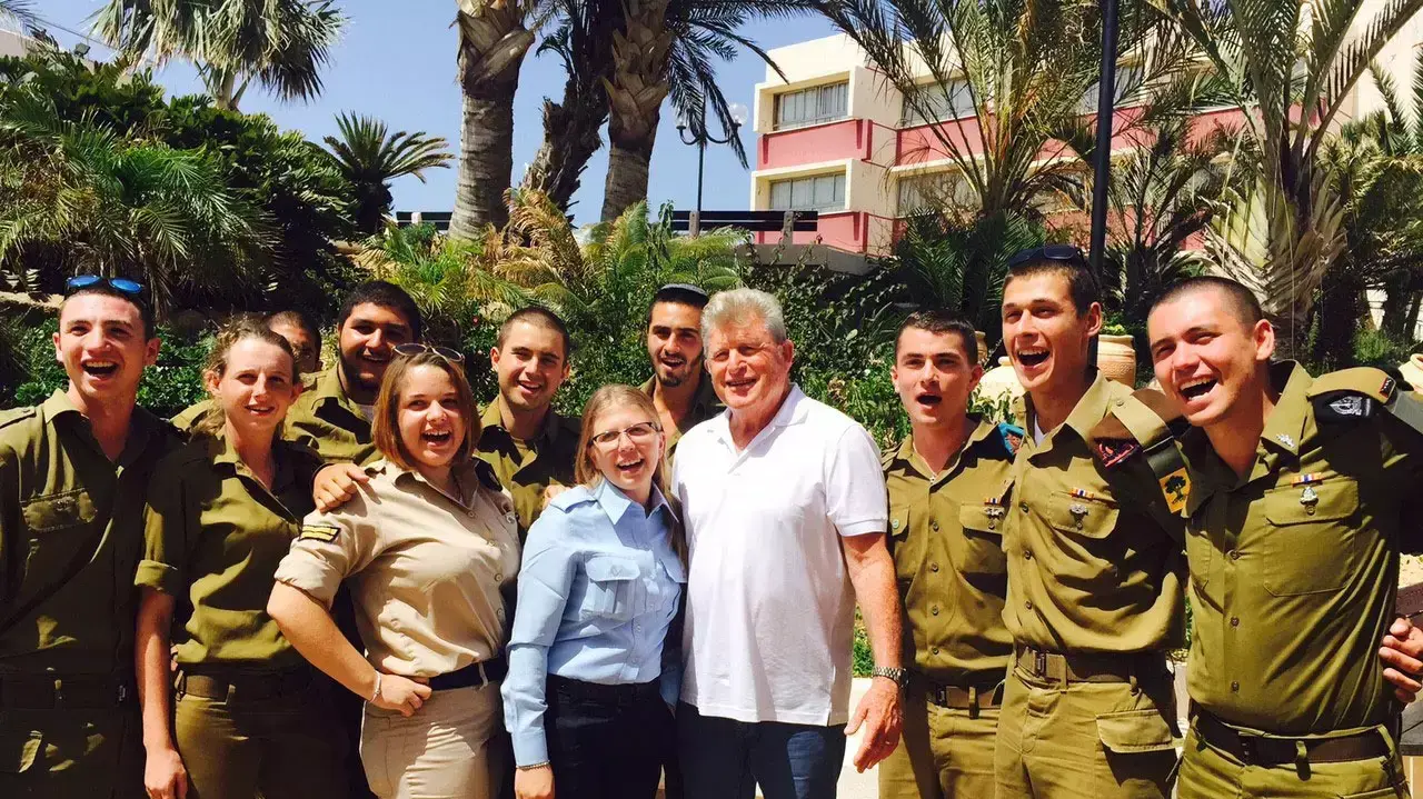 אלוף (במיל') יורם יאיר עם חיילים בודדים, בכפר הנופש של האגודה למען החייל וקרן לב"י, 22 באפריל 2016 אלוף (במיל') יורם יאיר עם חיילים בודדים, בכפר הנופש של האגודה למען החייל וקרן לב"י, 22 באפריל 2016