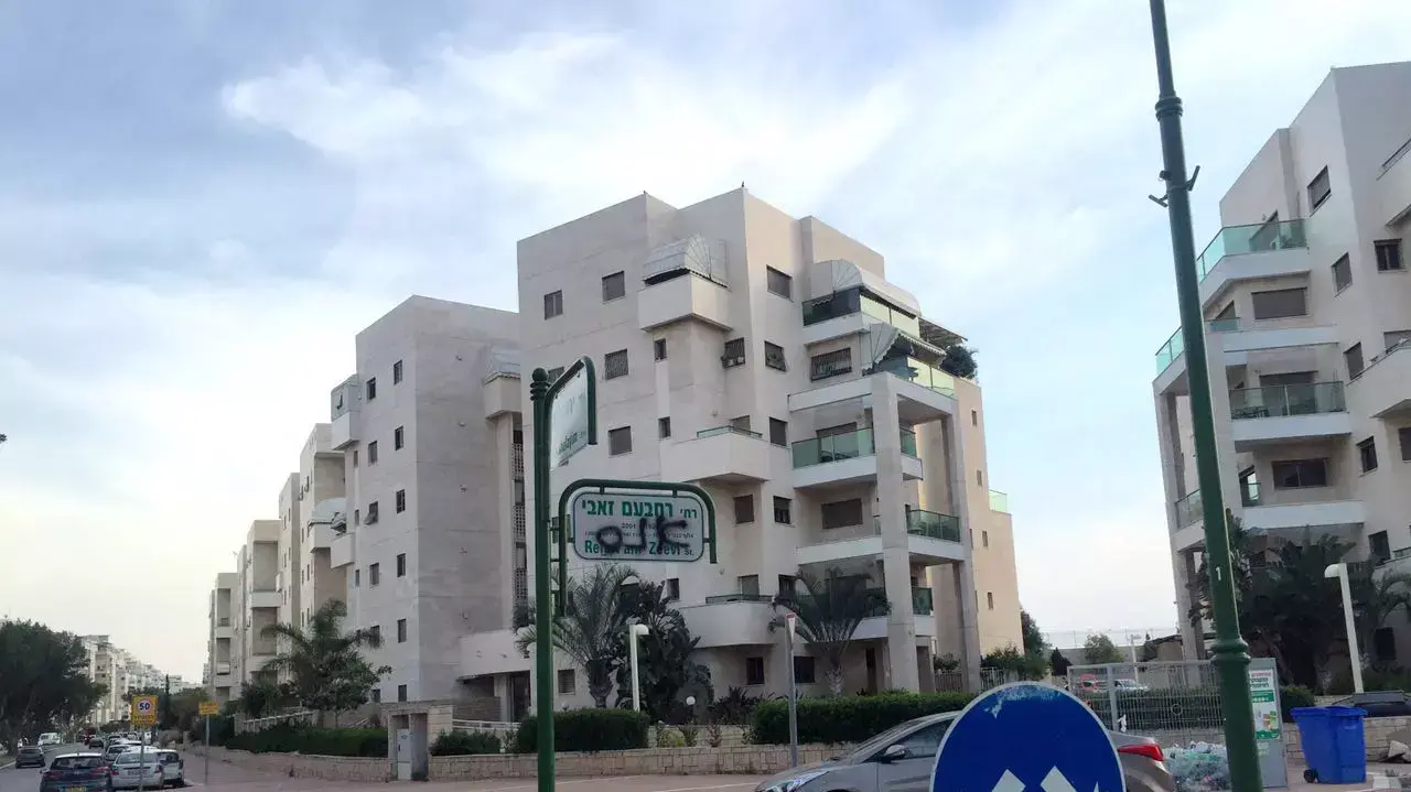 כתובת גרפיטי על שלט רחוב רחבעם זאבי באשקלון, אפריל 2016 כתובת גרפיטי על שלט רחוב רחבעם זאבי באשקלון, אפריל 2016