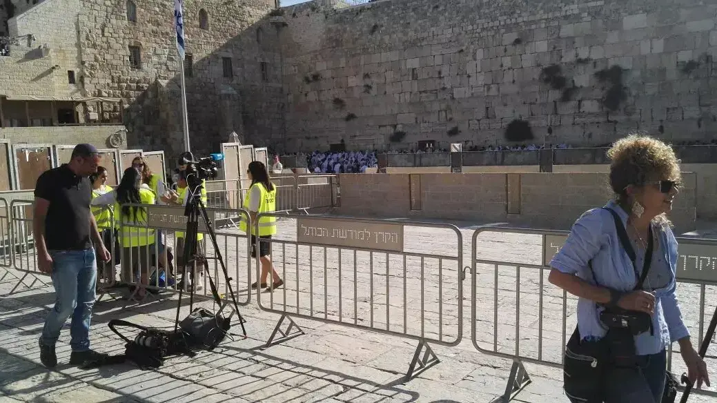 גידור מתחם בתפילה של נשות הכותל ברחבת הכותל חול המועד פסח גידור מתחם בתפילה של נשות הכותל ברחבת הכותל חול המועד פסח