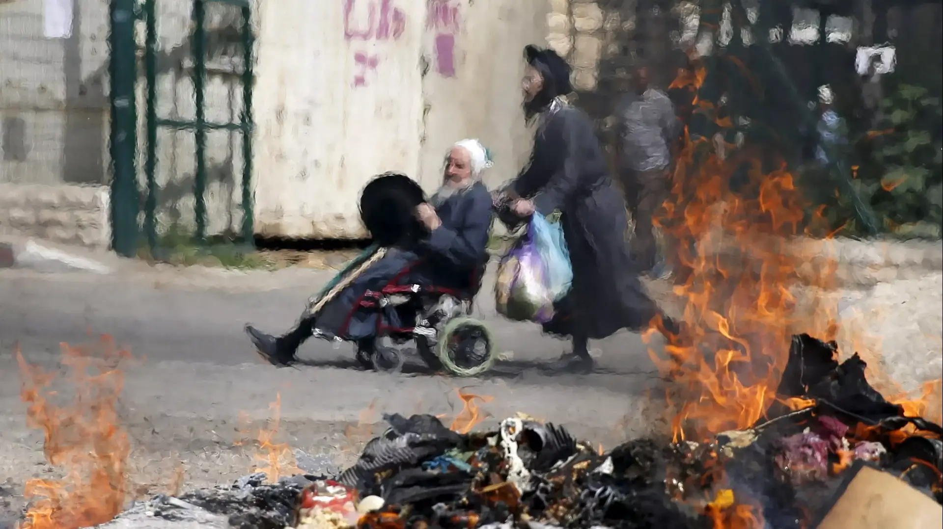 שריפת חמץ בשכונת מאה שערים, ירושלים. אפריל 2016 שריפת חמץ בשכונת מאה שערים, ירושלים. אפריל 2016