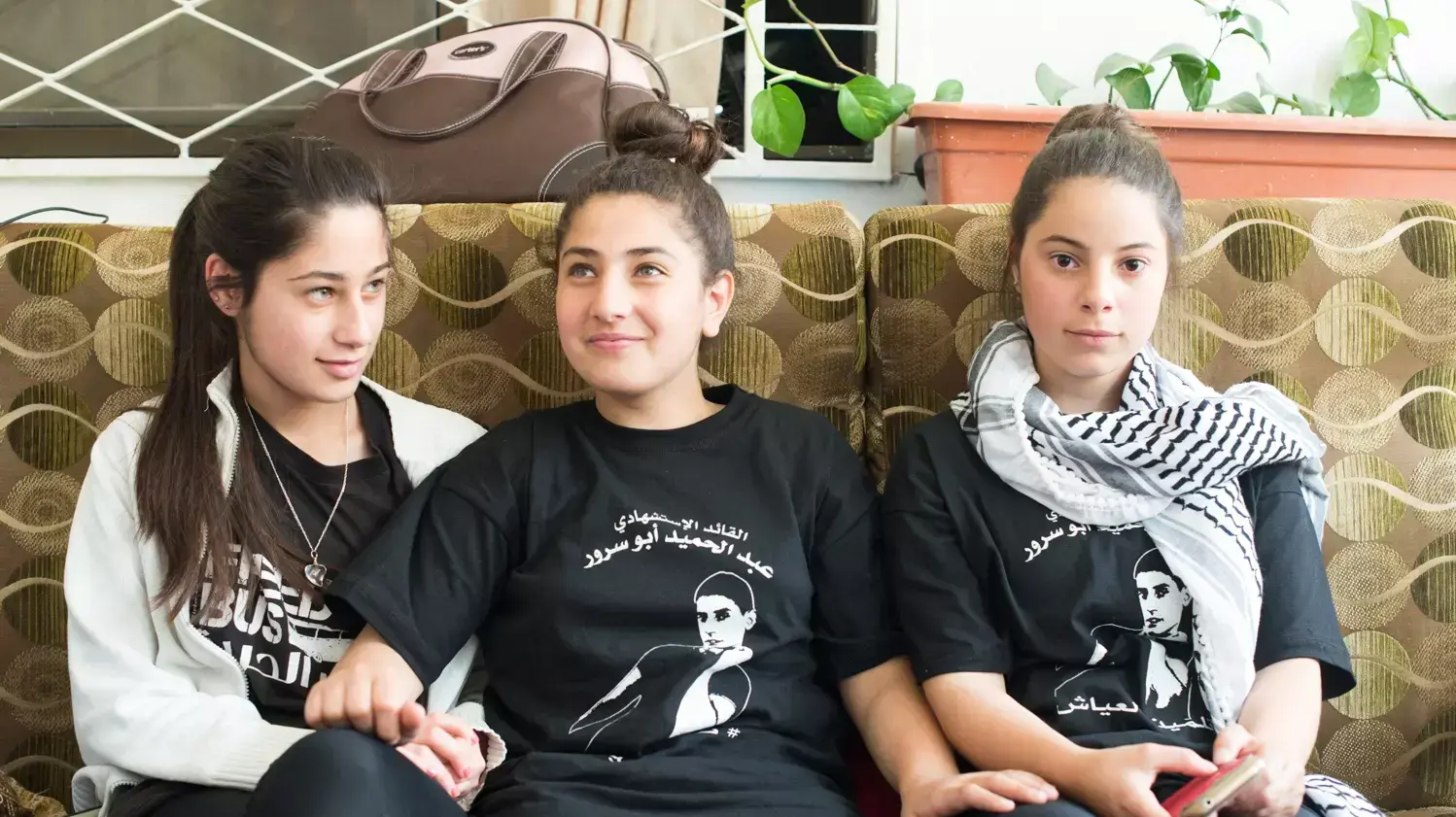 משפחתו של עבד אל-חמיד אבו סרור, המחבל בפיגוע בירושלים, בית לחם. 24 אפריל 2016 משפחתו של עבד אל-חמיד אבו סרור, המחבל בפיגוע בירושלים, בית לחם. 24 אפריל 2016