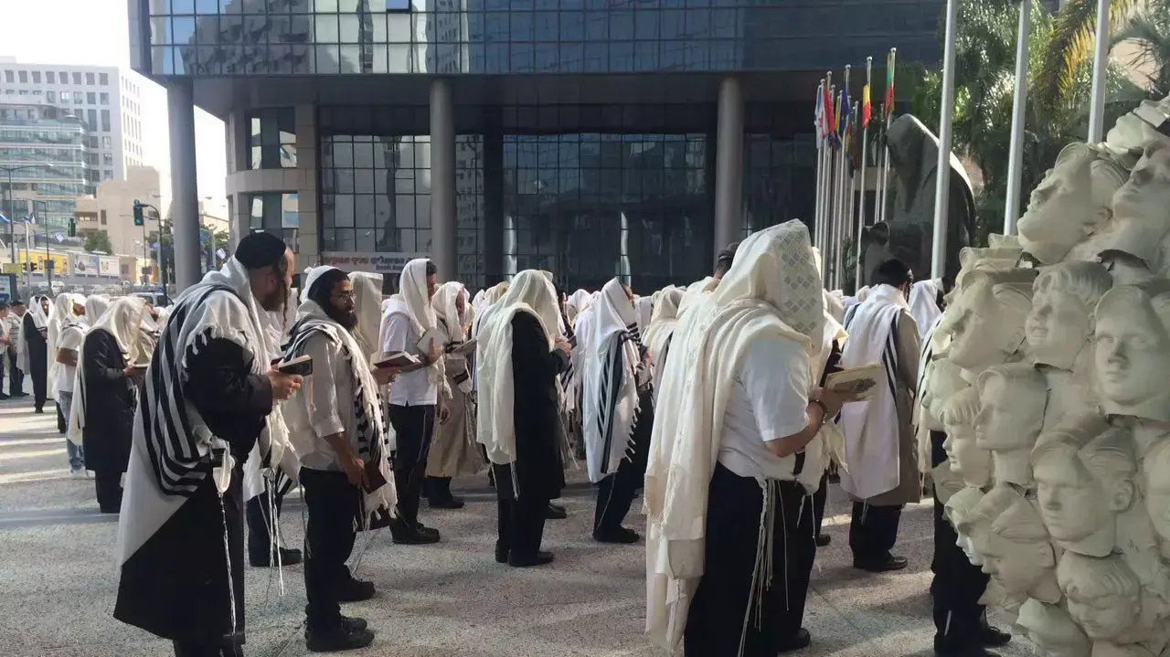 הפגנה כנגד תנאי מעצרו של הרב ברלנד, מול שגרירות דרום אפריקה, רמת גן הפגנה כנגד תנאי מעצרו של הרב ברלנד, מול שגרירות דרום אפריקה, רמת גן