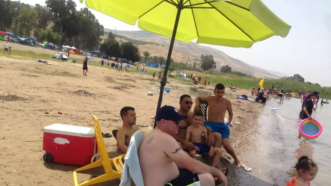 מטיילים נופשים בחופי הכינרת מטיילים נופשים בחופי הכינרת