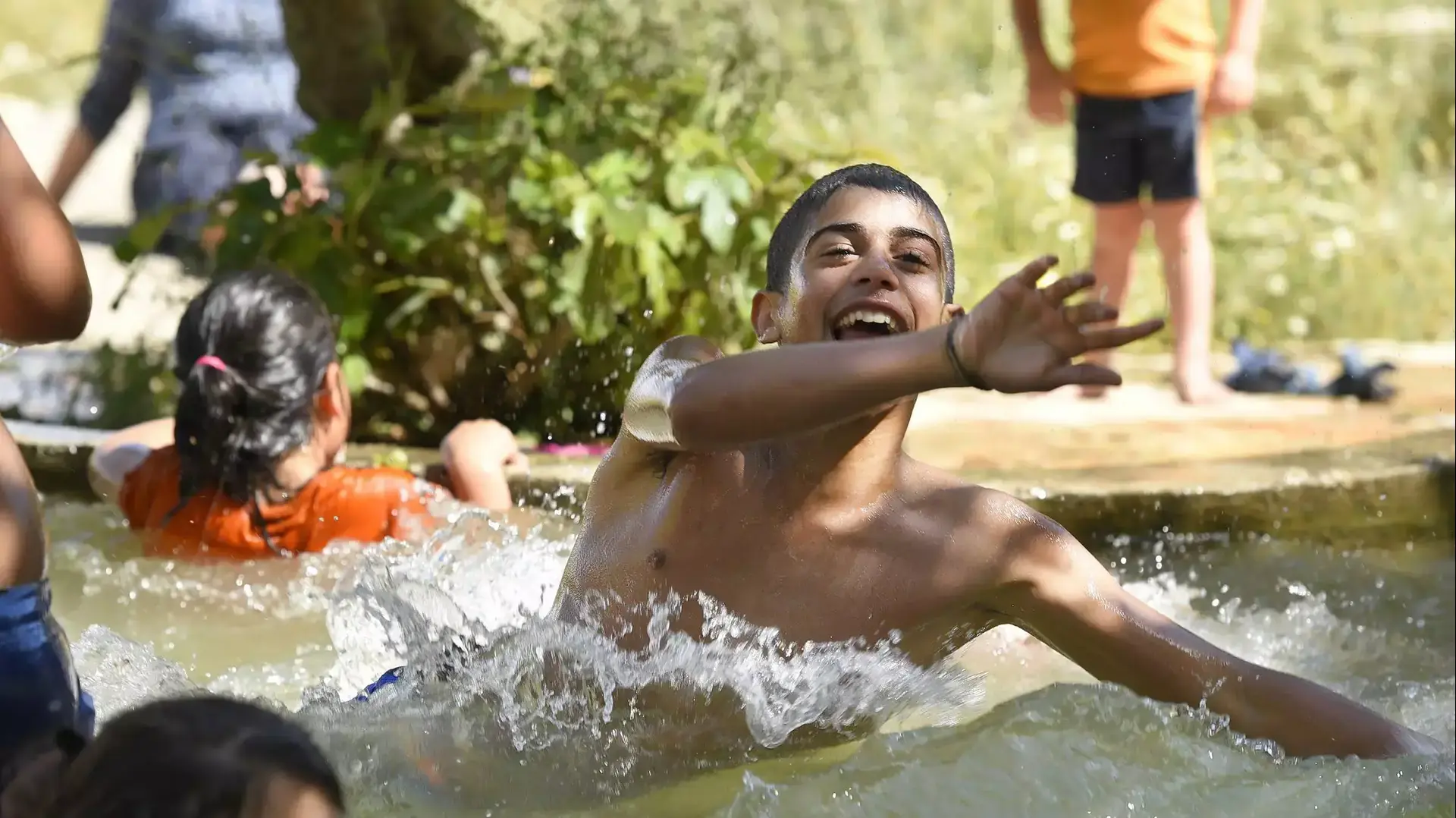 מטיילים במעיין עמשא בהר ברכה, שומרון. אפריל 2016 מטיילים במעיין עמשא בהר ברכה, שומרון. אפריל 2016