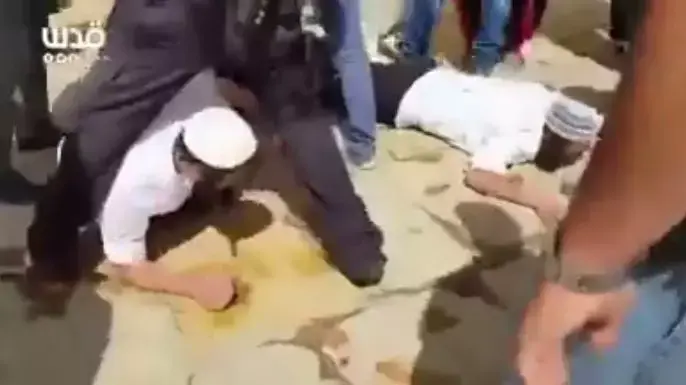שני יהודים שגורשו מהר הבית אחרי שהשתטחו על רצפת המתחם שני יהודים שגורשו מהר הבית אחרי שהשתטחו על רצפת המתחם