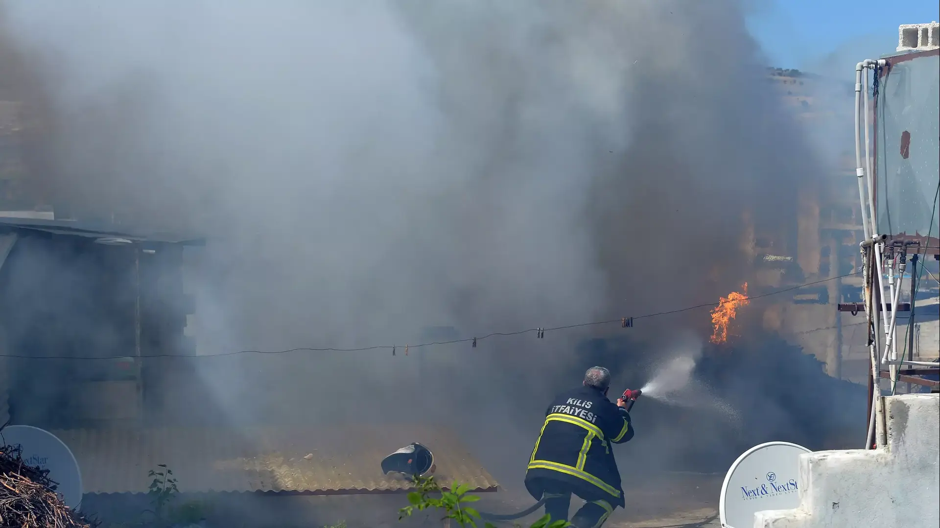 עשן מיתמר מעיירת הגבול הטורקית קיליס בעקבות רקטות ששיגר דאעש מסוריה, 19 באפריל 2016 עשן מיתמר מעיירת הגבול הטורקית קיליס בעקבות רקטות ששיגר דאעש מסוריה, 19 באפריל 2016